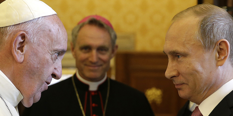Papa Francesco e Vladimir Putin in Vaticano, 10 giugno 2015. (AP Photo/Gregorio Borgia, Pool)