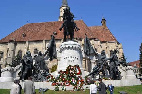 Il monumento del re magiaro Mattia il Corvino dopo il restauro