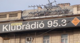 Una pubblicità di Klúbrádio sul tetto di un palazzo di Budapest