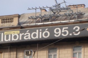 Una pubblicità di Klúbrádio sul tetto di un palazzo di Budapest