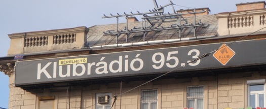 Una pubblicità di Klúbrádio sul tetto di un palazzo di Budapest