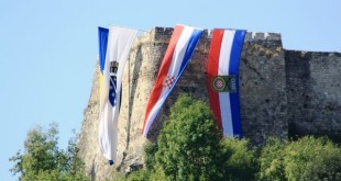 le bandiere dei due eserciti issate sulla fortezza di Jajce