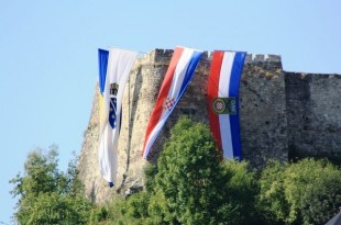 le bandiere dei due eserciti issate sulla fortezza di Jajce