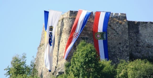 le bandiere dei due eserciti issate sulla fortezza di Jajce