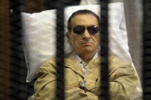 Hosni Mubarak durante il processo al Cairo