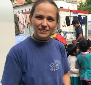 Zsuzsanna di Migration Aid alla stazione Nyugati di Budapest. Foto: Daniel McLaughlin per The Irish Times