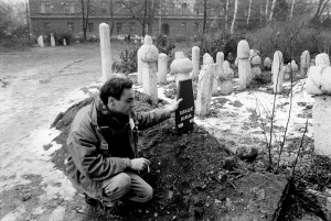 On January 8 1993 BiH deputy PM Turajlic was returning to town from the airport in a UN armoured personnel carrier on Sniper Alley when Chetniks, knowing he was inside, stopped it at a road block. After a 90-minute standoff a French UNPROFOR soldier, perhaps fearing for his own life, gave in to Chetnik demands to open the APC door. This was in breach of his standing orders. A Chetnik immediately fired eight rounds into Turajlic from an AK47. Here Dulmers pays his respects beside the fresh grave at the little Ali Pasha mosque.