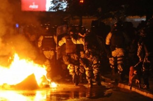 in piazza contro Gruevski