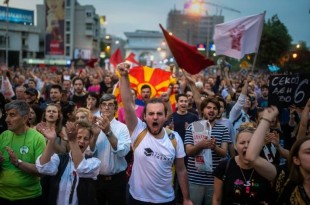 le proteste continuano