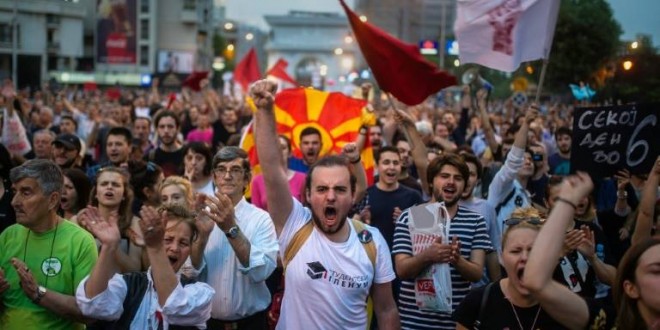 le proteste continuano