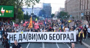 La protesta di piazza di Belgrado contro il governo