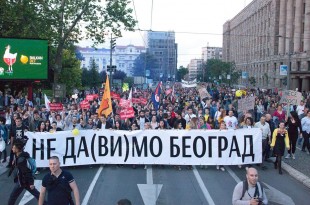 La protesta di piazza di Belgrado contro il governo