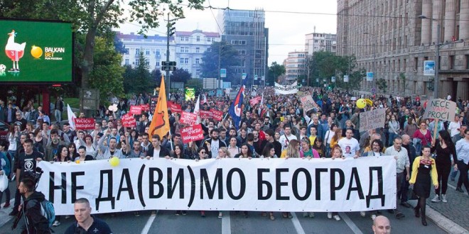La protesta di piazza di Belgrado contro il governo