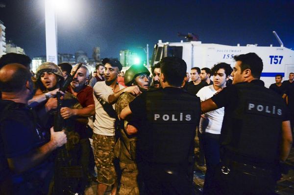 Militari golpisti vengono consegnati alla polizia dai manifestanti pro-governo in piazza Taksim