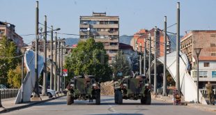 Sono iniziati i lavori per aprire al traffico il ponte di Mitrovica, simbolo della divisione in due della città e, più in generale, delle tensioni tra serbi e albanesi in Kosovo.