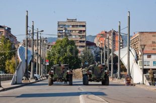 Sono iniziati i lavori per aprire al traffico il ponte di Mitrovica, simbolo della divisione in due della città e, più in generale, delle tensioni tra serbi e albanesi in Kosovo.