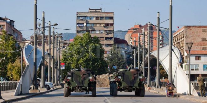 Sono iniziati i lavori per aprire al traffico il ponte di Mitrovica, simbolo della divisione in due della città e, più in generale, delle tensioni tra serbi e albanesi in Kosovo.