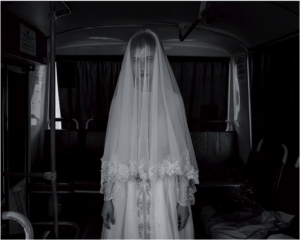 Rada, 14 anni, indossa un abito da sposa disegnato da sua sorella sul set di un film. Il "fantasma che vola su Grozny" è diventato il simbolo di Spasibo. 