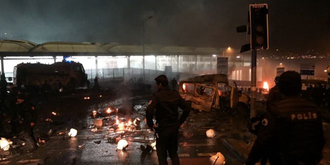 TURCHIA: Istanbul, bombe allo stadio. È strage di poliziotti