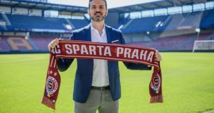 Stramaccioni nuovo allenatore dello Sparta Praga in Repubblica Ceca con la sciarpa del club