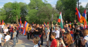 Persone sfilano per ricordare il genocidio armeno