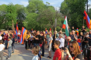Persone sfilano per ricordare il genocidio armeno