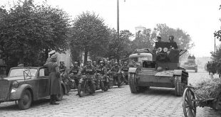 Motociclisti della Wehrmacht salutano i carri armati sovietici