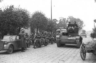 Motociclisti della Wehrmacht salutano i carri armati sovietici