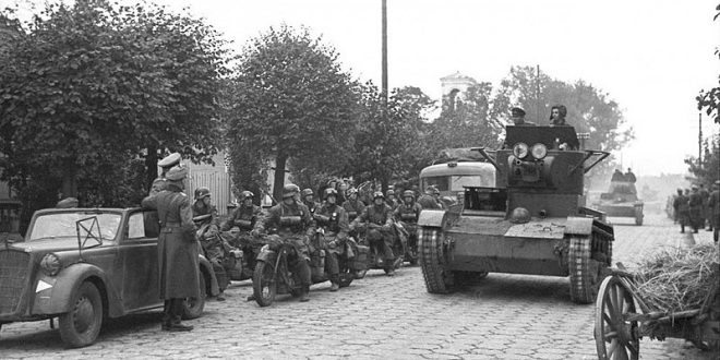 Motociclisti della Wehrmacht salutano i carri armati sovietici