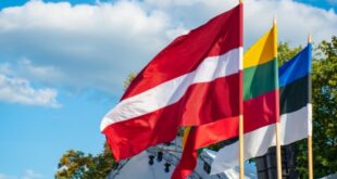 Bandiere dei tre Paesi Baltici. Empatici verso l'Ucraina