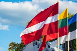 Bandiere dei tre Paesi Baltici. Empatici verso l'Ucraina
