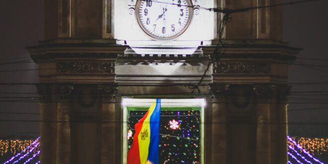 Moldova, l'arco di trionfo con la bandiera della nazione