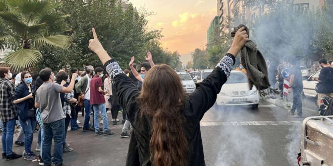 Strade di Teheran dopo la morte di Mahsa Amini