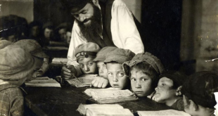 Bambini in una scuola ebraica di Lublino. Foto di Alter Kaczyne, anni Venti.