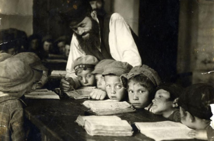 Bambini in una scuola ebraica di Lublino. Foto di Alter Kaczyne, anni Venti.