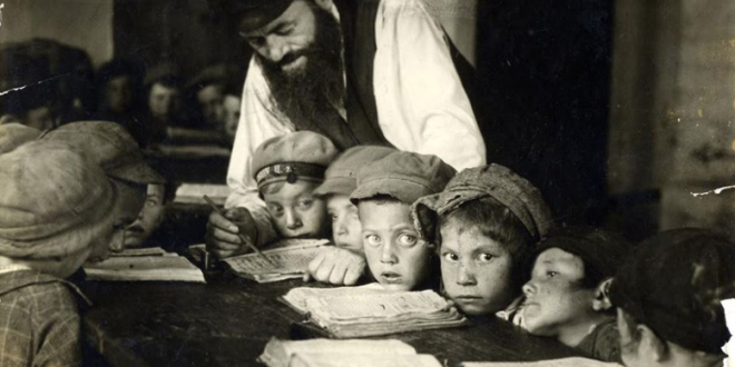 Bambini in una scuola ebraica di Lublino. Foto di Alter Kaczyne, anni Venti.