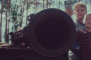 Tra gli svariati documentari presentati al Festival di Berlino e che mostrano la guerra in Ucraina, uno dei più riusciti è il polacco In Ukraine di Tomasz Wolski e Piotr Pawlus.