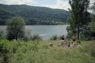 The Zone of Interest di Joanthan Glazer, film di co-produzione polacca, è una delle opere più apprezzate del Festival di Cannes, ma condivide molti legami/contrasti con un altro film dell'Est, presentato alcuni anni fa alla croisette: Il Figlio di Saul di László Nemes.