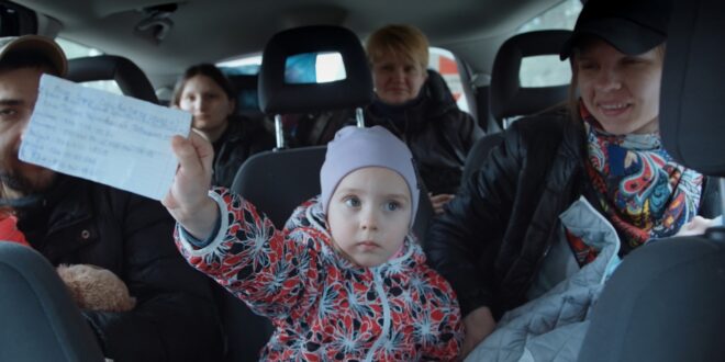 Presentato nella sezione collaterale L'Acid di Cannes, In The Rearview del Polacco Maciek Hamela è uno dei documentari più sorprendenti che racconta la guerra in Ucraina.
