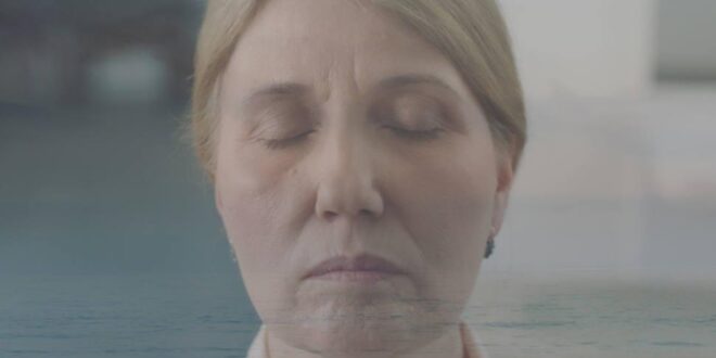 A due anni dall'anteprima alla Mostra del Cinema di Venezia, esce in sala Vera sogna il mare, della kosovara Kaltrina Krasniqi.