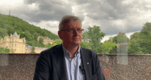 A sette anni da Donbass, Sergei Loznitsa torna alla finzione con Two Prosecutors, che è stato presentato al festival di Cannes in concorso, e ripreso al Karlovy Vary Film Festival nella sezione Horizons.