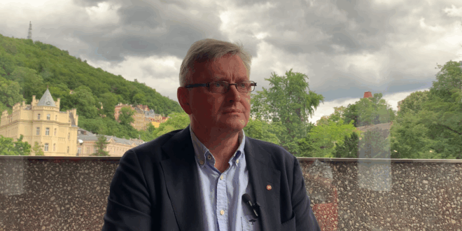 A sette anni da Donbass, Sergei Loznitsa torna alla finzione con Two Prosecutors, che è stato presentato al festival di Cannes in concorso, e ripreso al Karlovy Vary Film Festival nella sezione Horizons.