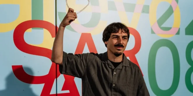 Il regista Stefan Djordjevic vince il premio 'Heart of Sarajevo' al miglior film con Wind, talk to me.